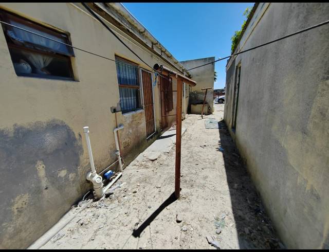 6 BEDROOM HOUSE FOR SALE IN MALIBU VILLAGE